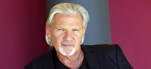 Johnny Logan ist Stargast der Jubiläums-Charity-Gala „Kleider machen Leute“. Johnny Logan ist Stargast der Jubiläums-Charity-Gala „Kleider machen Leute“.